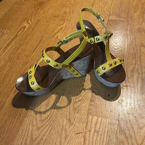 Women’s size 9 couture wedge hells with yellow and gold straps